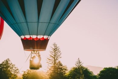 Volo magico all'alba tra le vallate della Toscana
