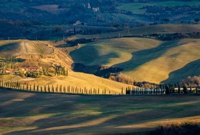 Volo magico all'alba tra le vallate della Toscana