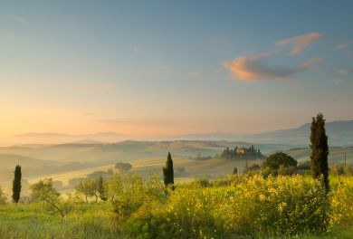 Volo magico all'alba tra le vallate della Toscana
