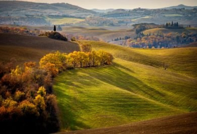Volo magico all'alba tra le vallate della Toscana